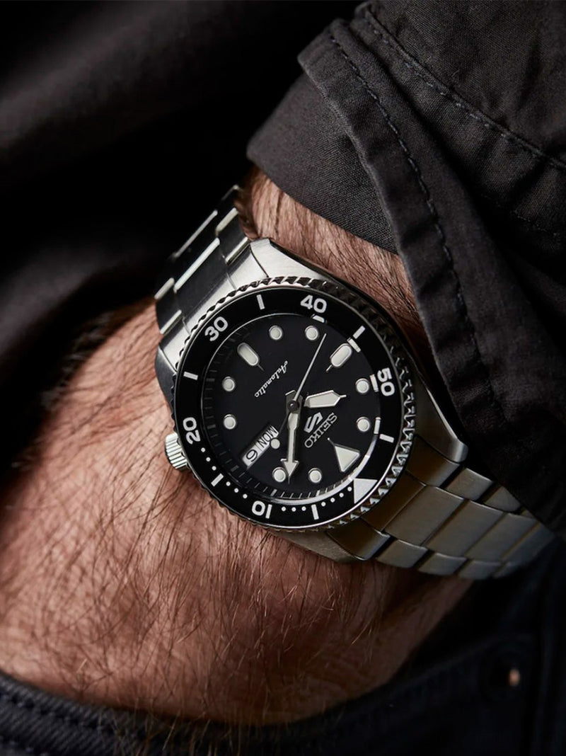 Seiko 5 Sports SKX Automatico Midi 38mm – Quadrante Nero, Cassa Acciaio, Bracciale Inox, Movimento Automatico, Giorno-data, SRPK29K1
