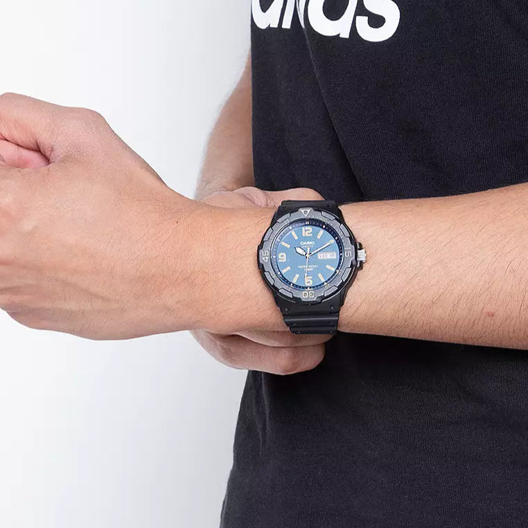 CASIO Orologio da polso uomo al quarzo casual cinturino in resina blu cassa in resina display analogico nero - MRW-200HC-2BVDF CASIO Orologio da polso uomo al quarzo casual cinturino in resina blu cassa in resina display analogico nero - MRW-200HC-2BVDF